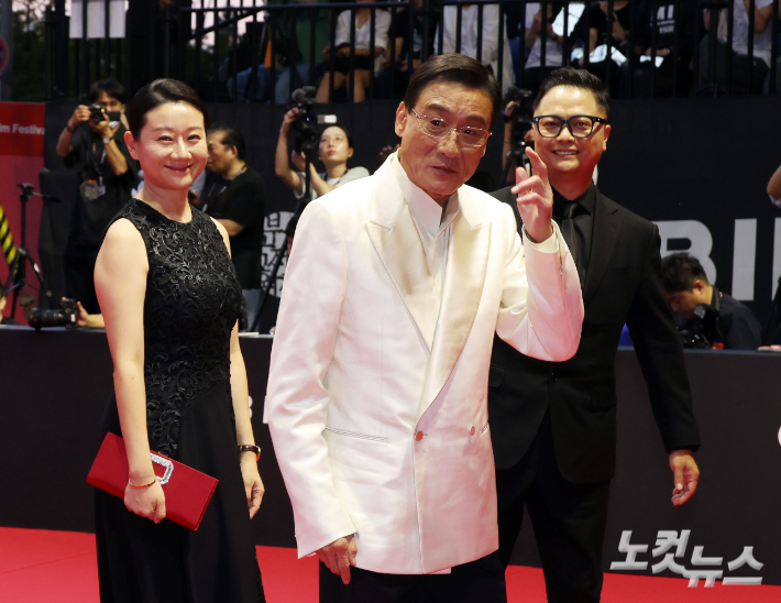 배우 양가휘가 17일 부산 해운대구 영화의전당에서 열린 '제30회 부산국제영화제(BIFF)' 개막식에 참석해 레드카펫을 밟고 있다. 부산=황진환 기자