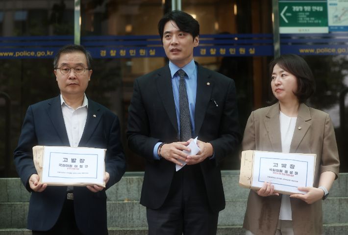 더불어민주당 정치검찰조작기소대응 특위 소속 의원들. 왼쪽부터 이건태, 한준호, 이주희 의원. 연합뉴스