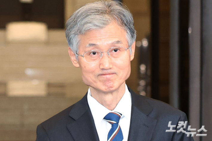 조희대 대법원장이 17일 오후 서울 서초구 대법원에서 퇴근하고 있다. 조 대법원장은 이날 한덕수 전 국무총리와 이재명 대통령의 공직선거법 위반 사건 처리를 논의했다는 의혹을 전면 부인했다. 류영주 기자