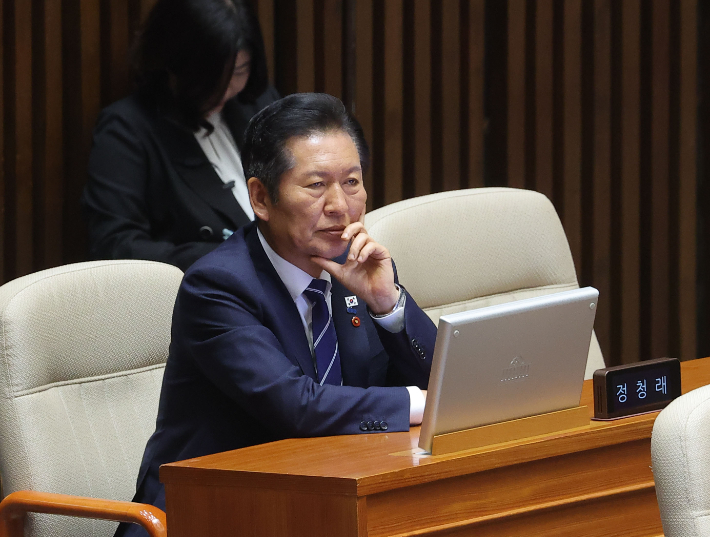 경제분야 대정부질문 참석한 정청래 대표     (서울=연합뉴스) 류영석 기자 = 더불어민주당 정청래 대표가 17일 국회 본회의장에서 열린 경제분야 대정부 질문에 참석해 있다. 2025.9.17     ondol@yna.co.kr (끝)   <저작권자(c) 연합뉴스, 무단 전재-재배포, AI 학습 및 활용 금지> 연합뉴스