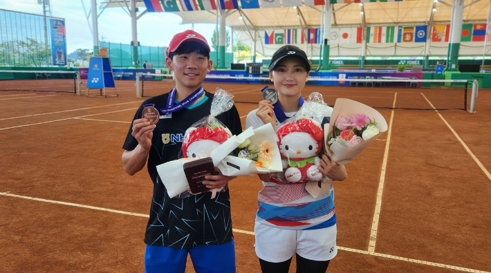 제9회 문경아시아소프트테니스선수권대회 단식 동메달을 따낸 김우식(왼쪽)과 은메달리스트 이민선. 대회 조직위원회 