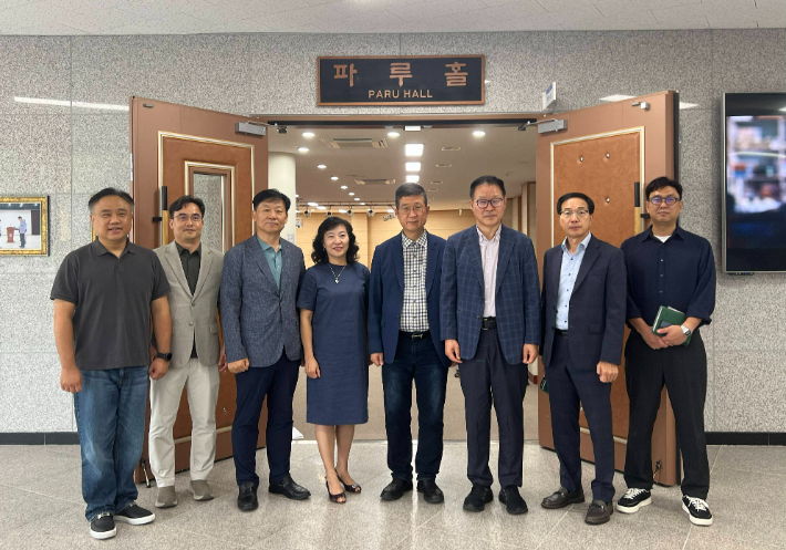 순천대 교내 파루홀 앞에서 기념촬영. 순천대 제공