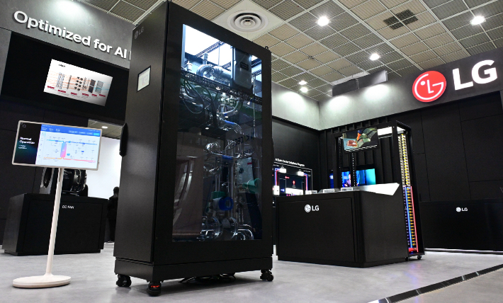 데이터센터 내 CPU·GPU 칩의 열을 직접 냉각시키는 액체 냉각 솔루션인 LG전자 CDU(Coolant Distribution Unit, 냉각수 분배 장치). LG전자 제공