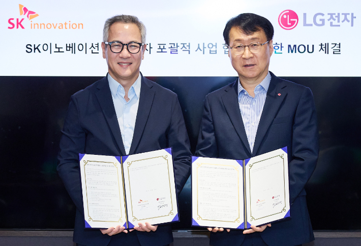 LG전자 ES사업본부장 이재성 부사장(오른쪽)과 SK이노베이션 김무환 에너지솔루션 사업단장이 17일 서울 종로구 SK서린빌딩에서 'AI 데이터센터 에너지-냉각 통합 솔루션 공동개발 및 사업화'를 위한 업무협약(MOU)을 체결했다. SK이노베이션 제공