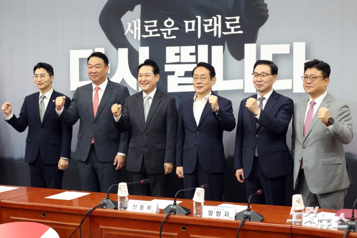 국민의힘 장동혁 대표가 18일 서울 여의도 국회에서 열린 최고위원회의에 앞서 주요당직자 임명장 수여식을 가진 뒤 기념촬영을 하고 있다.(왼쪽부터 박준배 당대표 비서실장, 정희용 사무총장, 장 대표, 김도읍 정책위의장, 서천호 전략기획부총장, 강명구 조직부총장)