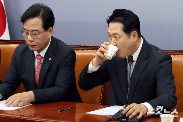 국민의힘 장동혁 대표가 18일 서울 여의도 국회에서 열린 최고위원회의에서 물을 마시고 있다.