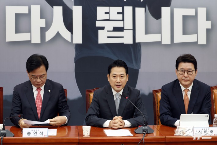 국민의힘 장동혁 대표가 18일 서울 여의도 국회에서 열린 최고위원회의에서 모두발언을 하고 있다.