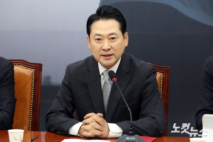 국민의힘 장동혁 대표가 18일 서울 여의도 국회에서 열린 최고위원회의에서 모두발언을 하고 있다.