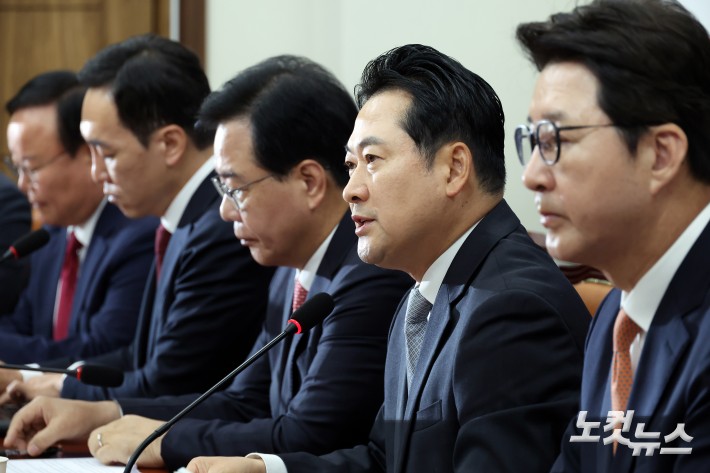 국민의힘 장동혁 대표가 18일 서울 여의도 국회에서 열린 최고위원회의에서 모두발언을 하고 있다.