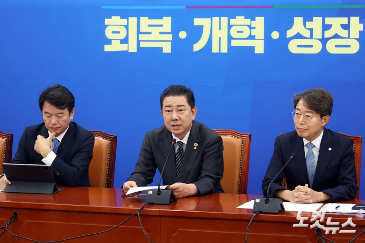 정책조정회의 발언하는 김병기 원내대표