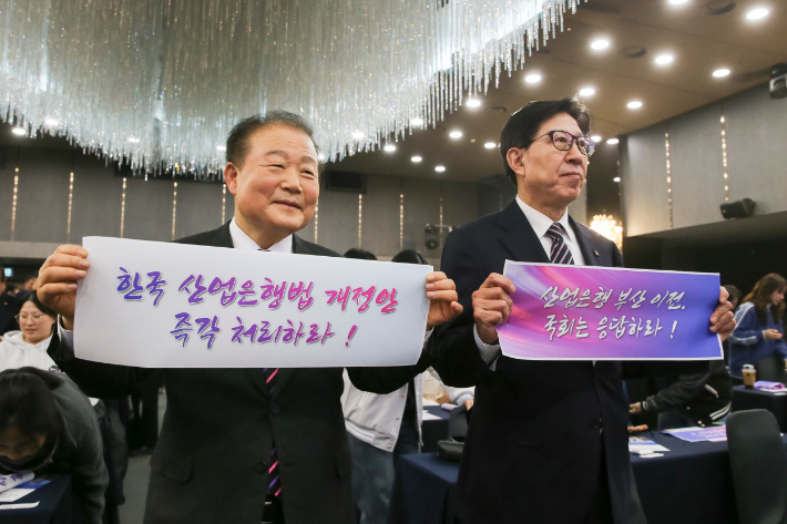 박형준 부산시장(오른쪽)이 산업은행 부산 이전을 촉구하고 있다. 부산상공회의소 제공