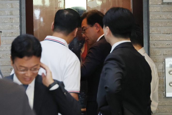 압수수색 막기 위해 당사 들어가는 송언석 원내대표. 연합뉴스