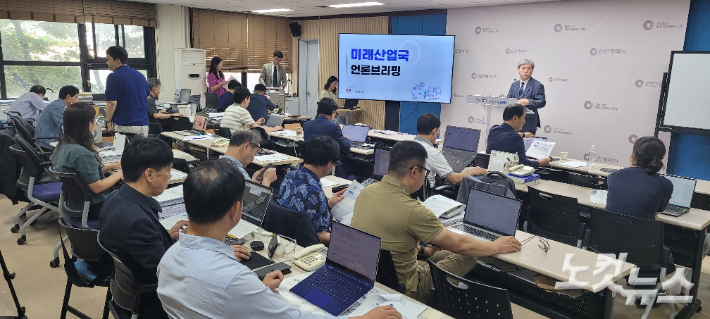 18일 이남주 인천시 미래산업국장이 기자회견을 열어 주요 사업들을 설명했다. 박창주 기자