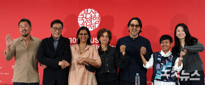 나홍진 심사위원장(왼쪽부터), 배우 양조휘, 난디타 다스 감독, 마르지예 메쉬키니 감독, 코코나다 감독, 율리아 에비나 바하라 프로듀서, 배우 한효주가 18일 오전 부산 해운대구 영화의전당에서 열린 '제30회 부산국제영화제(BIFF)' 경쟁 심사위원 기자회견에 참석해 포토타임을 갖고 있다. 부산=황진환 기자