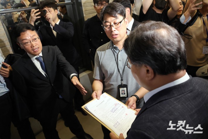 김건희 특검팀(민중기 특별검사)이 18일 서울 여의도 국민의힘 중앙당사에서 국민의힘 변호사에게 압수수색 영장을 제시하고 있다.