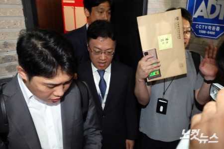 김건희 특검팀(민중기 특별검사)이 18일 서울 여의도 국민의힘 중앙당사 압수수색에 나서고 있다.