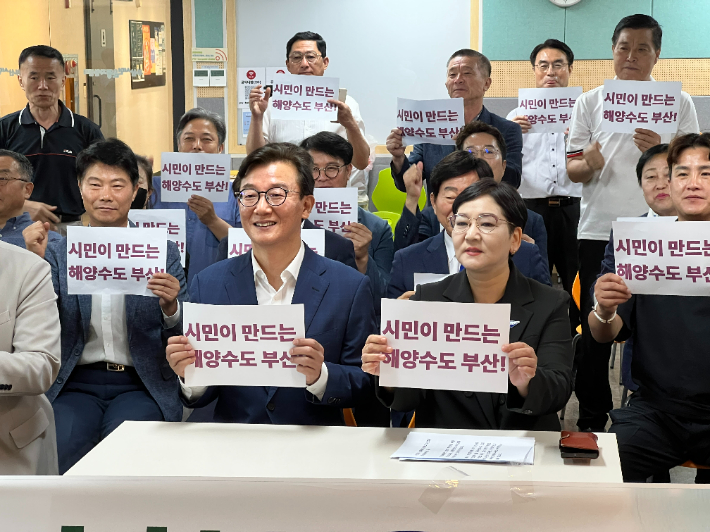 전재수 해양수산부 장관이 18일 부산을 찾아 지역 시민사회단체와 간담회를 열었다. 부산해양강국범시민추진협의회 제공