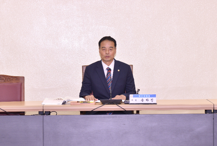 여수시의회 송하진 의원은 18일 시의회 기자실에서 기자회견을 열고 지난 16일 제250회 임시회 본회의에서 처리된 강제 사·보임 결의를 강력 규탄했다. 여수시의회 제공