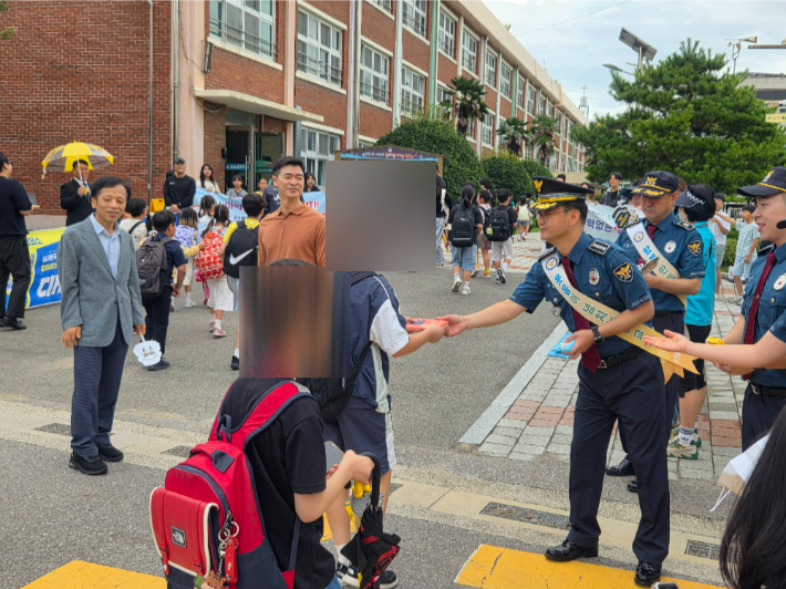 김대원 서장이 어린이들에게 홍보물을 나눠주고 있다. 순천경찰서 제공