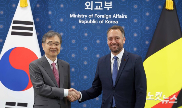 악수하는 조현 장관-프레보 장관