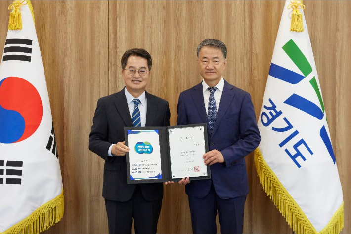 김동연 경기지사(왼쪽)가 18일 경기도청 집무실에서 박능후 도정자문위원장에게 위촉장을 전달한 뒤 기념촬영을 하는 모습. 경기도 제공