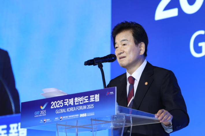 18일 서울 종로구 포시즌스호텔에서 '한반도와 동북아의 평화 공존으로의 전환'을 주제로 열린 2025 국제한반도포럼(GKF)에서 정동영 통일부 장관이 개회사를 하고 있다. 통일부 제공