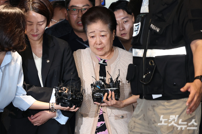 불법 정치 자금 제공 혐의를 받는 한학자 통일교 총재가 17일 오전 서울 종로구 김건희 특검팀(특별검사 민중기) 사무실에 출석하고 있다. 류영주 기자