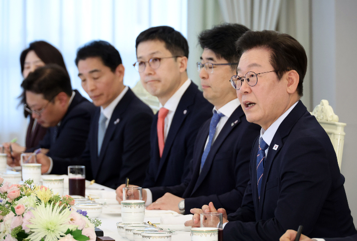 이재명 대통령이 18일 용산 대통령실에서 증권사 리서치센터장들과 오찬 간담회를 하고 있다. 연합뉴스