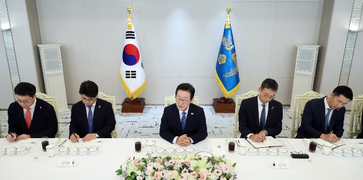 이재명 대통령이 18일 용산 대통령실에서 증권사 리서치센터장들과 오찬 간담회를 하고 있다. 연합뉴스