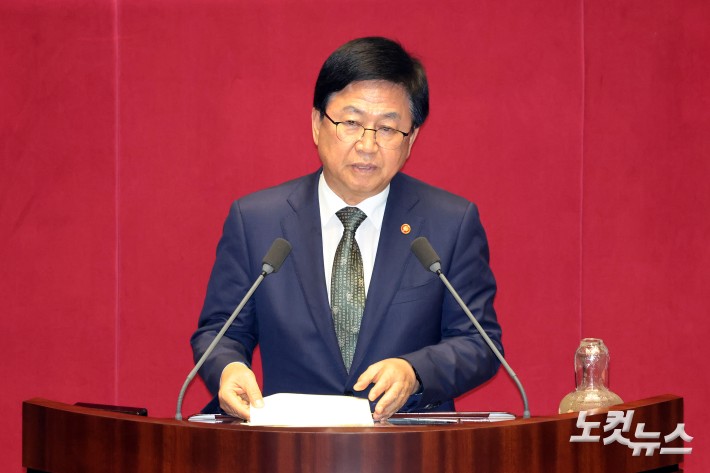 19일 서울 여의도 국회에서 열린 제429회국회(정기회) 제8차 본회의에서 최교진 부총리 겸 교육부장관이 신임 국무위원 인사를 하고 있다.