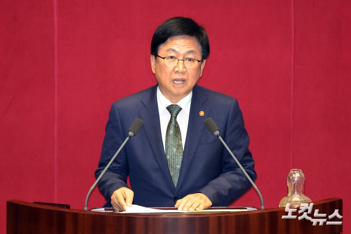 19일 서울 여의도 국회에서 열린 제429회국회(정기회) 제8차 본회의에서 최교진 부총리 겸 교육부장관이 신임 국무위원 인사를 하고 있다.