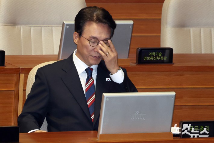 19일 서울 여의도 국회에서 열린 제429회국회(정기회) 제8차 본회의 교육·사회·문화에 관한 질문에서 김민석 국무총리가 안경을 만지고 있다.