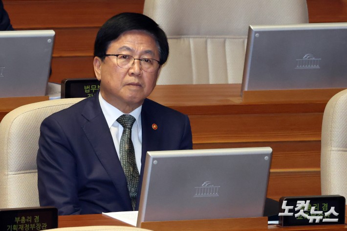 19일 서울 여의도 국회에서 열린 제429회국회(정기회) 제8차 본회의에 최교진 부총리 겸 교육부장관이 출석하고 있다.