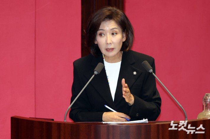 19일 서울 여의도 국회에서 열린 제429회국회(정기회) 제8차 본회의 교육·사회·문화에 관한 질문에서 국민의힘 나경원 의원이 질의를 하고 있다.