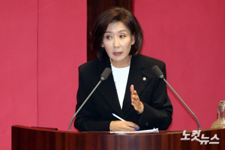 19일 서울 여의도 국회에서 열린 제429회국회(정기회) 제8차 본회의 교육·사회·문화에 관한 질문에서 국민의힘 나경원 의원이 질의를 하고 있다.