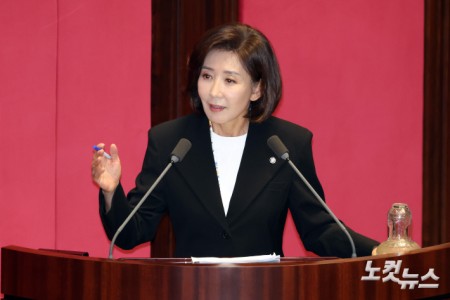 19일 서울 여의도 국회에서 열린 제429회국회(정기회) 제8차 본회의 교육·사회·문화에 관한 질문에서 국민의힘 나경원 의원이 질의를 하고 있다.