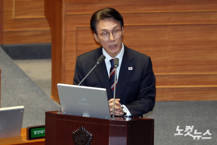 19일 서울 여의도 국회에서 열린 제429회국회(정기회) 제8차 본회의 교육·사회·문화에 관한 질문에서 김민석 국무총리가 의원 질의에 답변을 하고 있다.