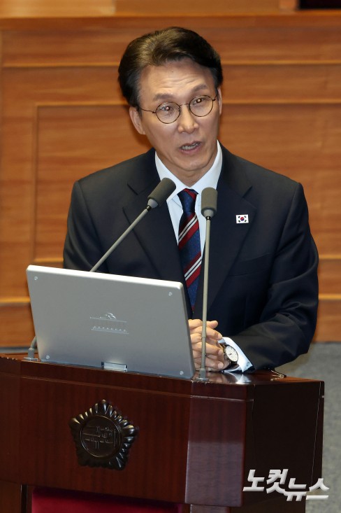 19일 서울 여의도 국회에서 열린 제429회국회(정기회) 제8차 본회의 교육·사회·문화에 관한 질문에서 김민석 국무총리가 의원 질의에 답변을 하고 있다.