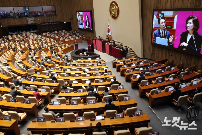 19일 서울 여의도 국회에서 열린 제429회국회(정기회) 제8차 본회의 교육·사회·문화에 관한 질문에서 김민석 국무총리가 의원 질의에 답변을 하고 있다.