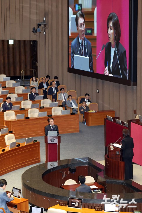 19일 서울 여의도 국회에서 열린 제429회국회(정기회) 제8차 본회의 교육·사회·문화에 관한 질문에서 김민석 국무총리가 의원 질의에 답변을 하고 있다.