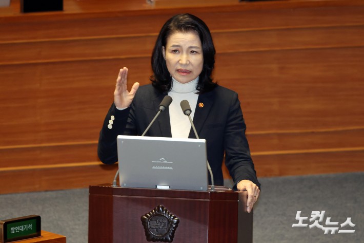 19일 서울 여의도 국회에서 열린 제429회국회(정기회) 제8차 본회의 교육·사회·문화에 관한 질문에서 이진숙 방송통신위원회 위원장이 의원 질의에 답변을 하고 있다.