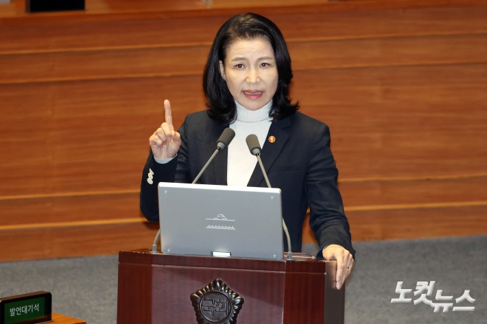 19일 서울 여의도 국회에서 열린 제429회국회(정기회) 제8차 본회의 교육·사회·문화에 관한 질문에서 이진숙 방송통신위원회 위원장이 의원 질의에 답변을 하고 있다.