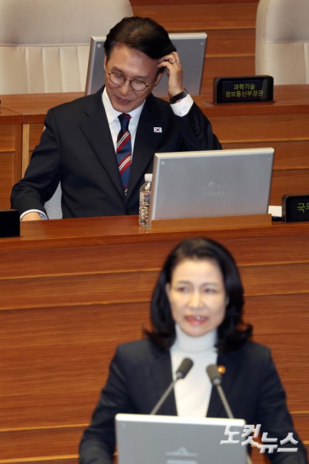 19일 서울 여의도 국회에서 열린 제429회국회(정기회) 제8차 본회의 교육·사회·문화에 관한 질문에서 김민석 국무총리가 머리를 만지고 있다.(앞 이진숙 방송통신위원장)