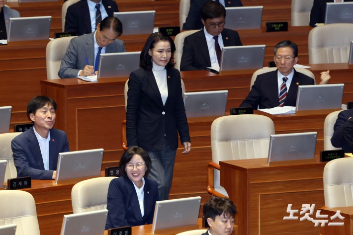 19일 서울 여의도 국회에서 열린 제429회국회(정기회) 제8차 본회의 교육·사회·문화에 관한 질문에서 이진숙 방송통신위원회 위원장이 발언대로 향하고 있다.