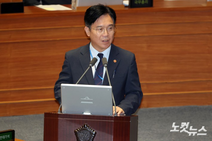 19일 서울 여의도 국회에서 열린 제429회국회(정기회) 제8차 본회의에서 김영훈 고용노동부 장관이 의원 질의에 답변을 하고 있다.