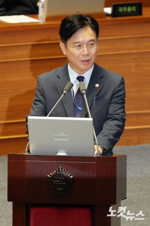 19일 서울 여의도 국회에서 열린 제429회국회(정기회) 제8차 본회의에서 김영훈 고용노동부 장관이 의원 질의에 답변을 하고 있다.