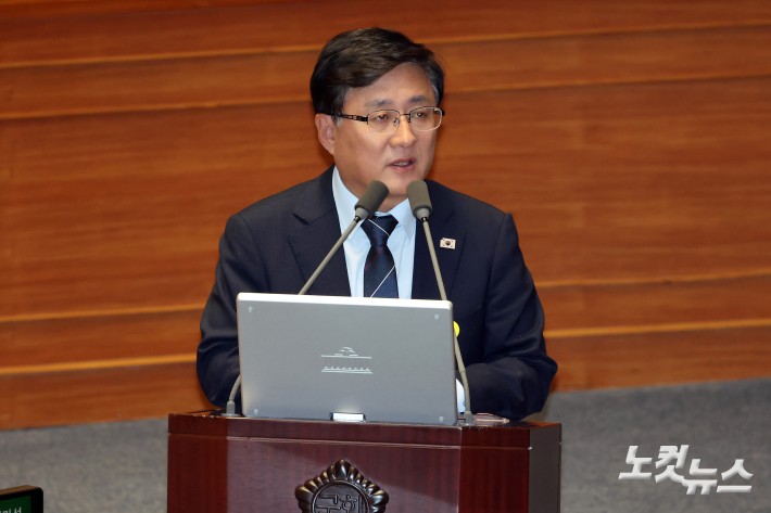 19일 서울 여의도 국회에서 열린 제429회국회(정기회) 제8차 본회의에서 김성환 환경부 장관이 의원 질의에 답변을 하고 있다.