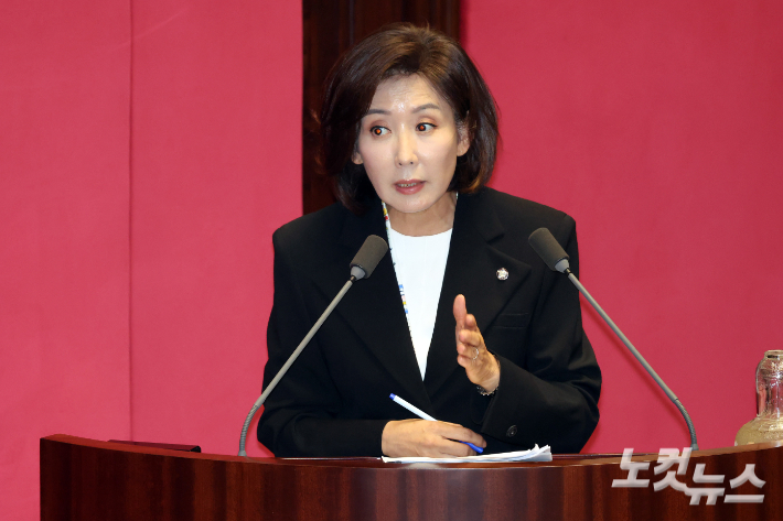 19일 서울 여의도 국회에서 열린 제429회국회(정기회) 제8차 본회의 교육·사회·문화에 관한 질문에서 국민의힘 나경원 의원이 질의를 하고 있다. 윤창원 기자