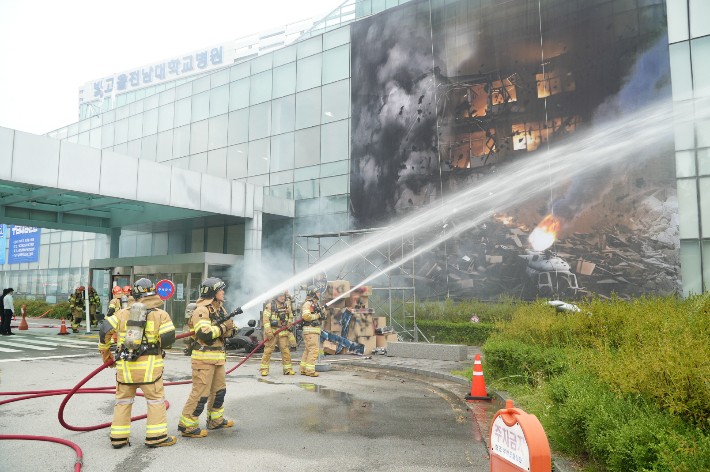 광주광역시 소방안전본부는 18일 오후 남구 빛고을전남대학교병원에서 대규모 복합재난 대응 합동훈련을 실시했다. 광주시 제공