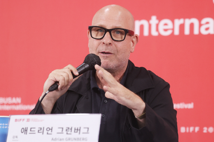 애드리언 그런버그 감독이 18일 부산 해운대구 영화의전당에서 열린 제30회 부산국제영화제 '프로텍터' 기자간담회에서 질문에 답하고 있다. 연합뉴스